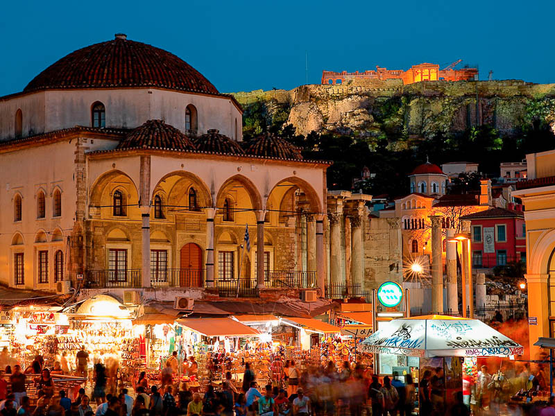 Praça Monastiraki à noite com a Acrópole ao fundo, em Atenas
